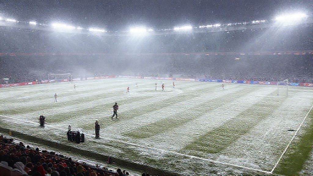 【暴雪鏖战】加拿大超级联赛决赛惊现雪中倒钩！门将铲雪成另类风景